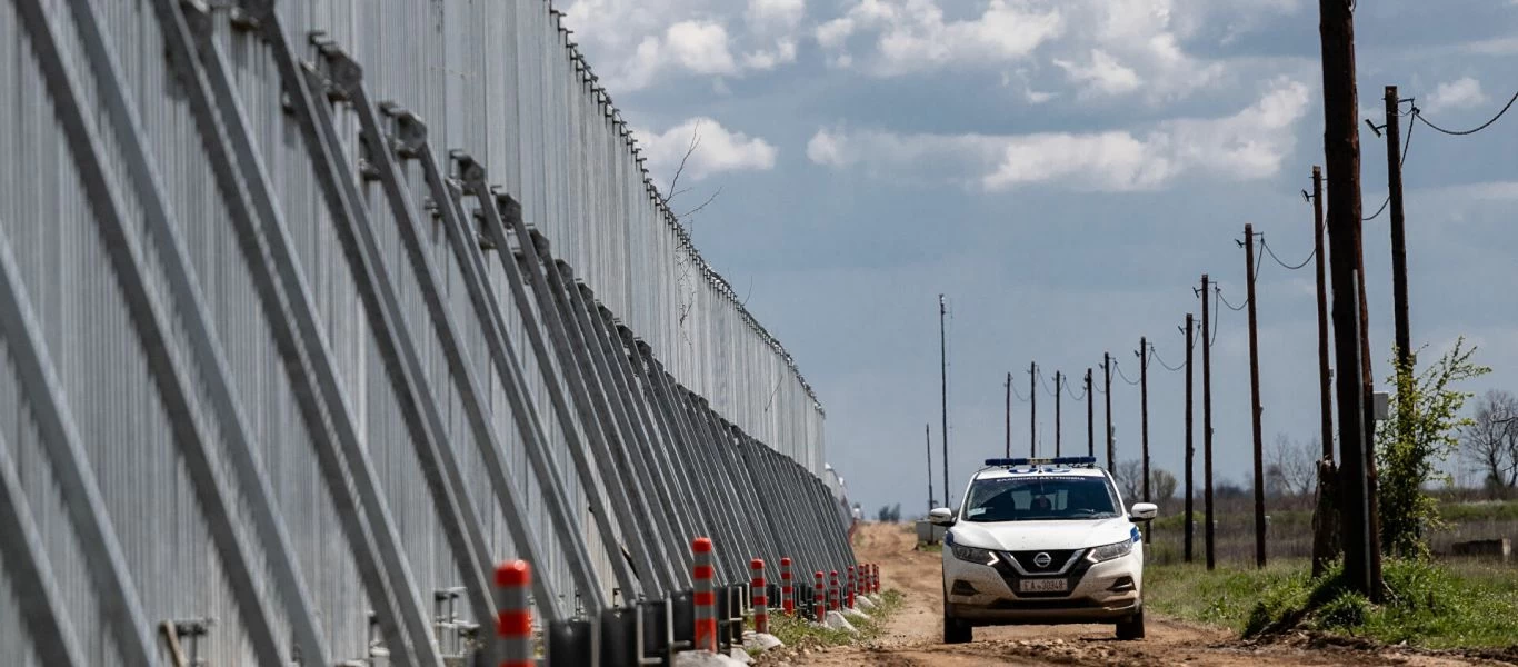 Πέφτουν τα προσωπεία - Κομισιόν: «Η ΕΕ δεν πρέπει να χρηματοδοτεί φράχτες και συρματοπλέγματα στα σύνορα»